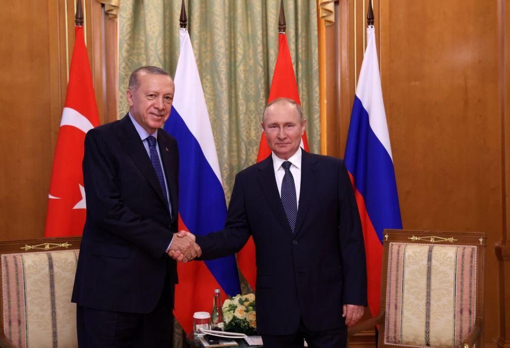 Presidente russo agradece à Turquia pelo acordo que permitiu retomar exportação de cereais