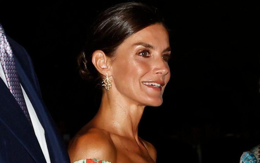 Rainha Letizia mostra bronze invejável e silhueta de sonho em vestido colorido