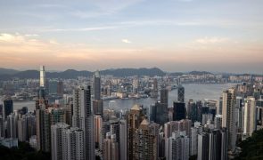 Hong Kong reduz para três dias quarentenas a quem chega do estrangeiro