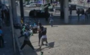 Homem agredido com pedra na cabeça cai inanimado em Lisboa [vídeo]
