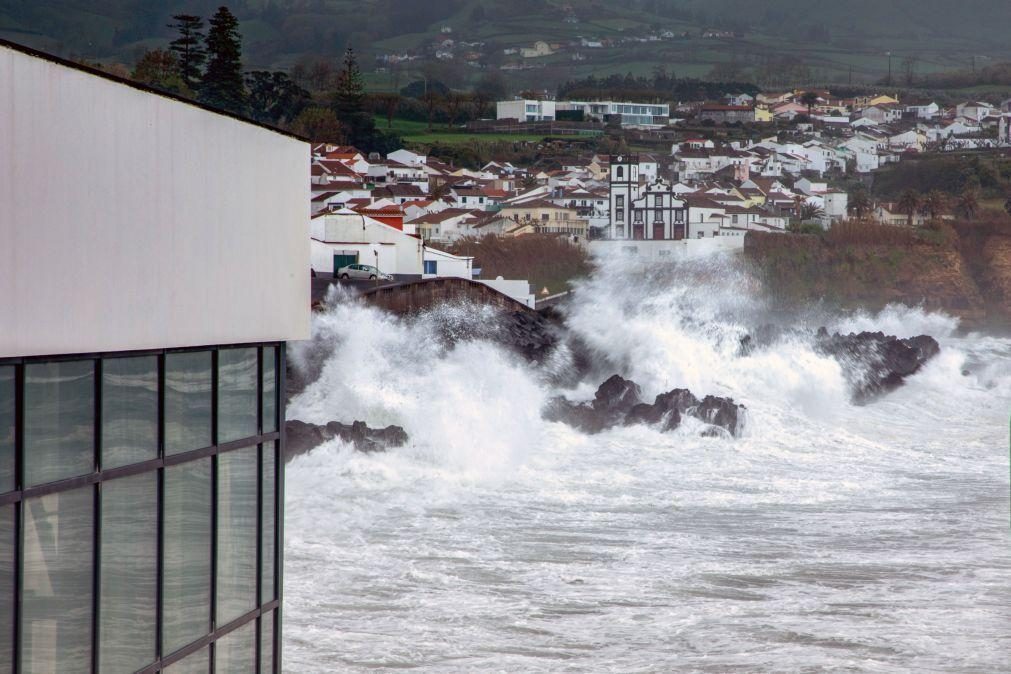 Mau tempo coloca Açores sob aviso amarelo até terça-feira