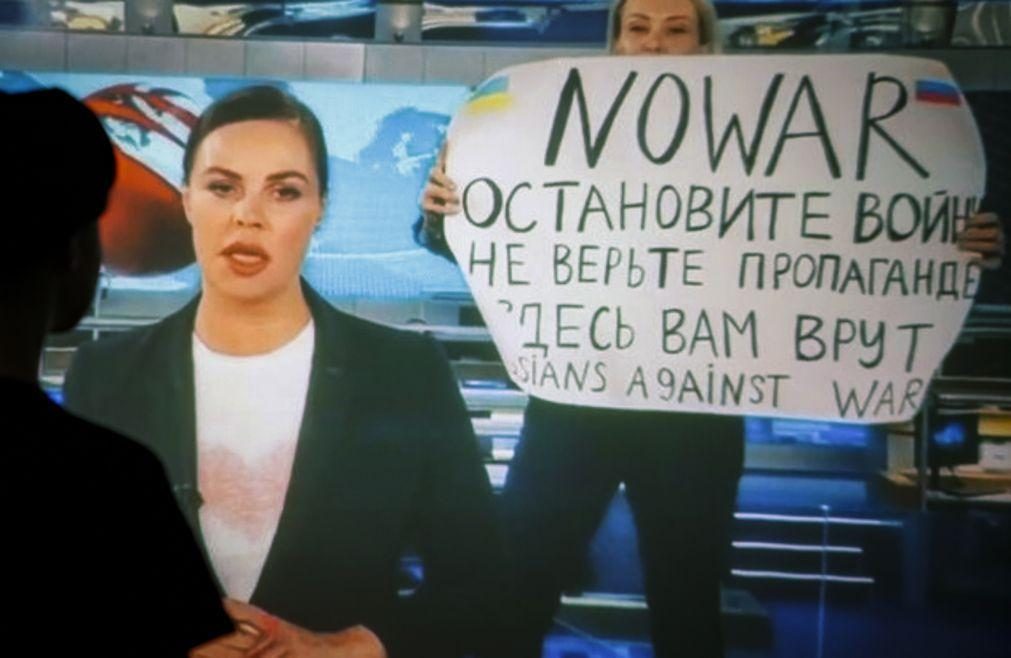 Nova multa para jornalista que exibiu na TV russa cartaz contra guerra na Ucrânia