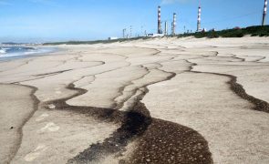 Desaconselhados banhos em cinco praias de Matosinhos após incêndio em fábrica de tintas