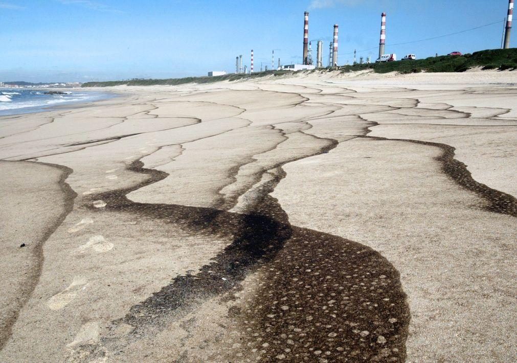 Desaconselhados banhos em cinco praias de Matosinhos após incêndio em fábrica de tintas