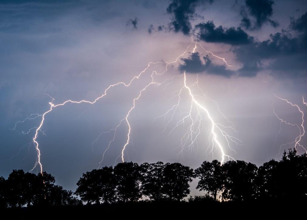 Oito distritos com aviso meteorológico devido a trovada