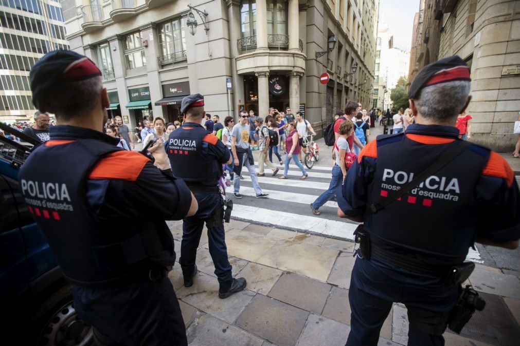Polícia regional da Catalunha recebe instruções para selar locais de voto