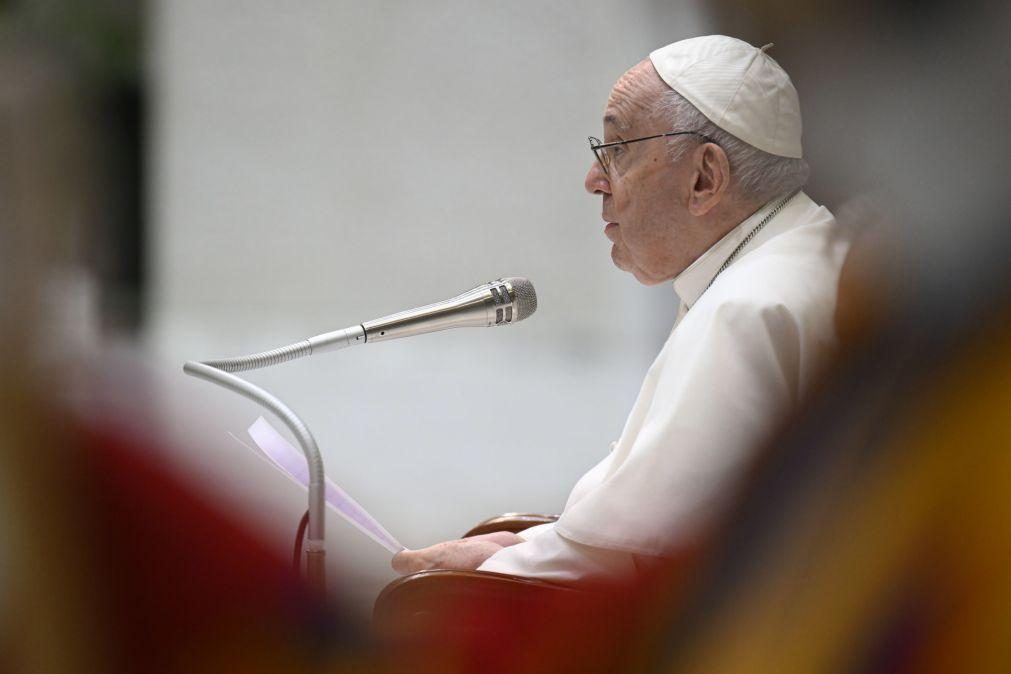 Papa Francisco reúne-se com convidados transgénero em igreja de Roma