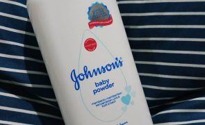 Johnson & Johnson suspende venda de pó de talco para bebés