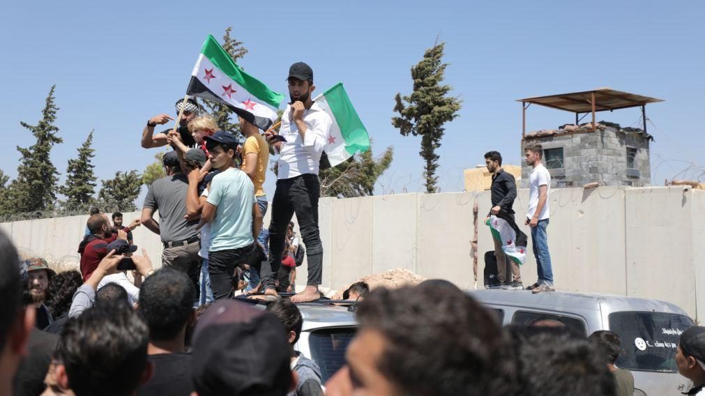 Milhares sírios manifestam-se contra a Turquia nas zonas sob controlo rebelde