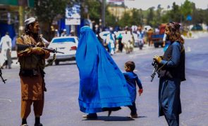 Talibãs atiram para o ar em Cabul para dispersar manifestação de mulheres