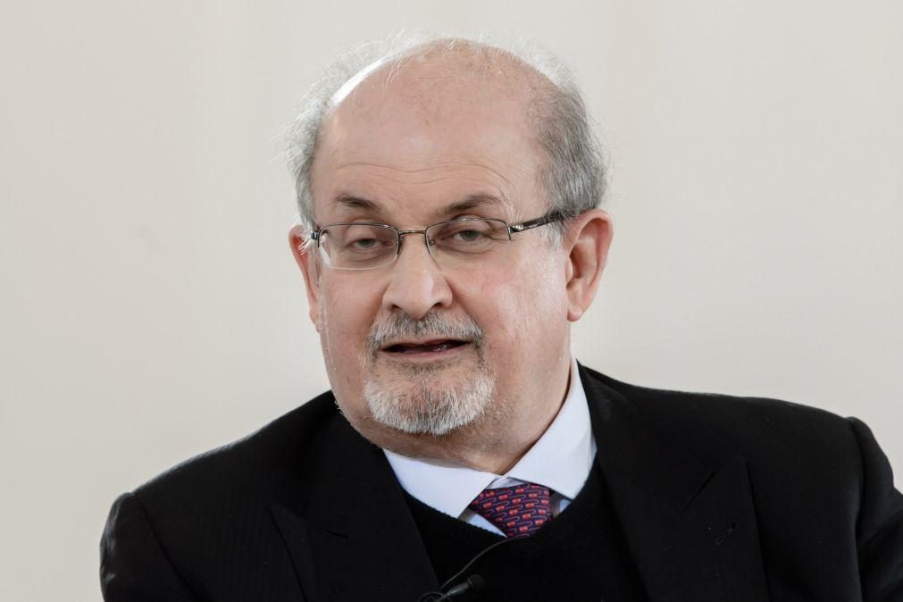 Atacante de Salman Rushdie elogiado pela imprensa conservadora do Irão