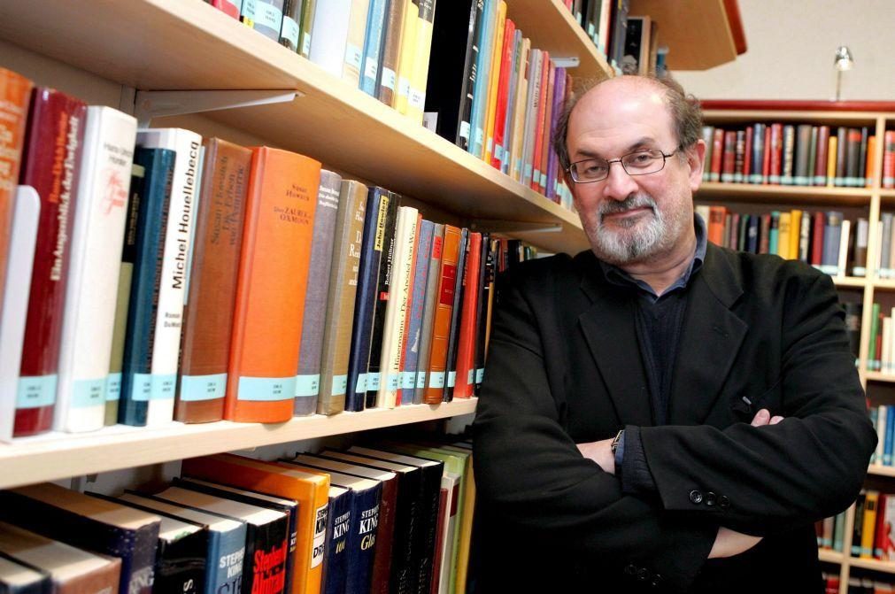 Vendas de Os Versículos Satânicos aumentam após ataque a Salman Rushdie
