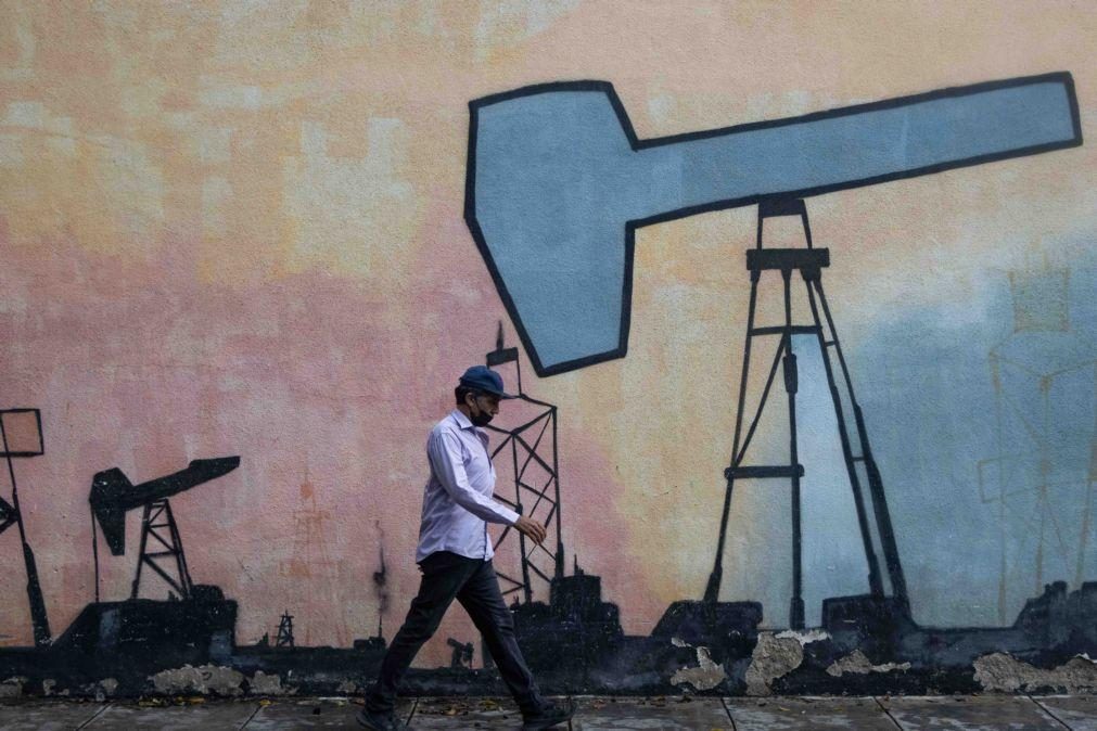 Petrolífera estatal da Venezuela suspendeu o envio de petróleo para a Europa