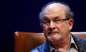 Escritor britânico Salman Rushdie já não está ligado ao ventilador após ataque