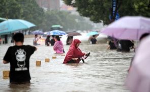 Chuvas fazem transbordar rio, matando sete pessoas no sudoeste da China