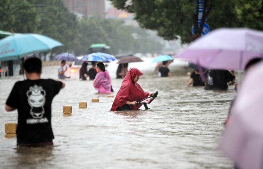 Chuvas fazem transbordar rio, matando sete pessoas no sudoeste da China