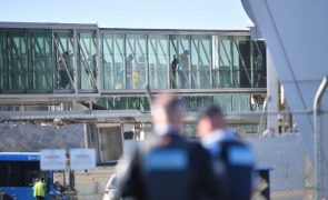Homem detido após tiros que levaram à evacuação do aeroporto da capital da Austrália