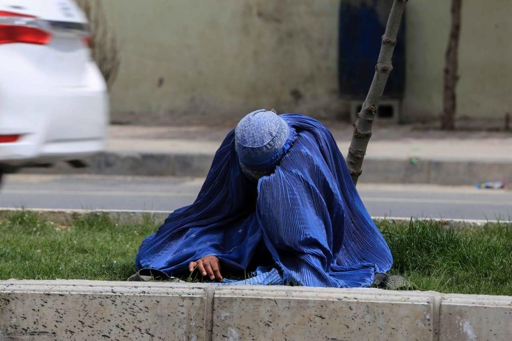Afeganistão: UE lamenta direitos violados um ano após tomada de poder pelos talibãs
