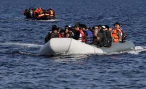 Cerca de 80 migrantes em perigo no Mediterrâneo sem resposta a pedido de auxilio