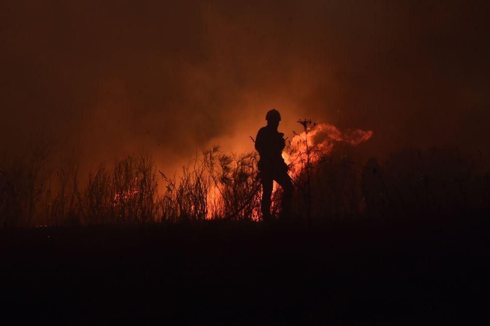 Mais de mil operacionais combatem fogo na serra da Estrela