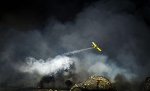 Doze meios aéreos combatem incêndio na serra da Estrela