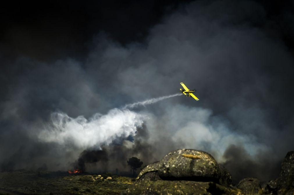 Doze meios aéreos combatem incêndio na serra da Estrela