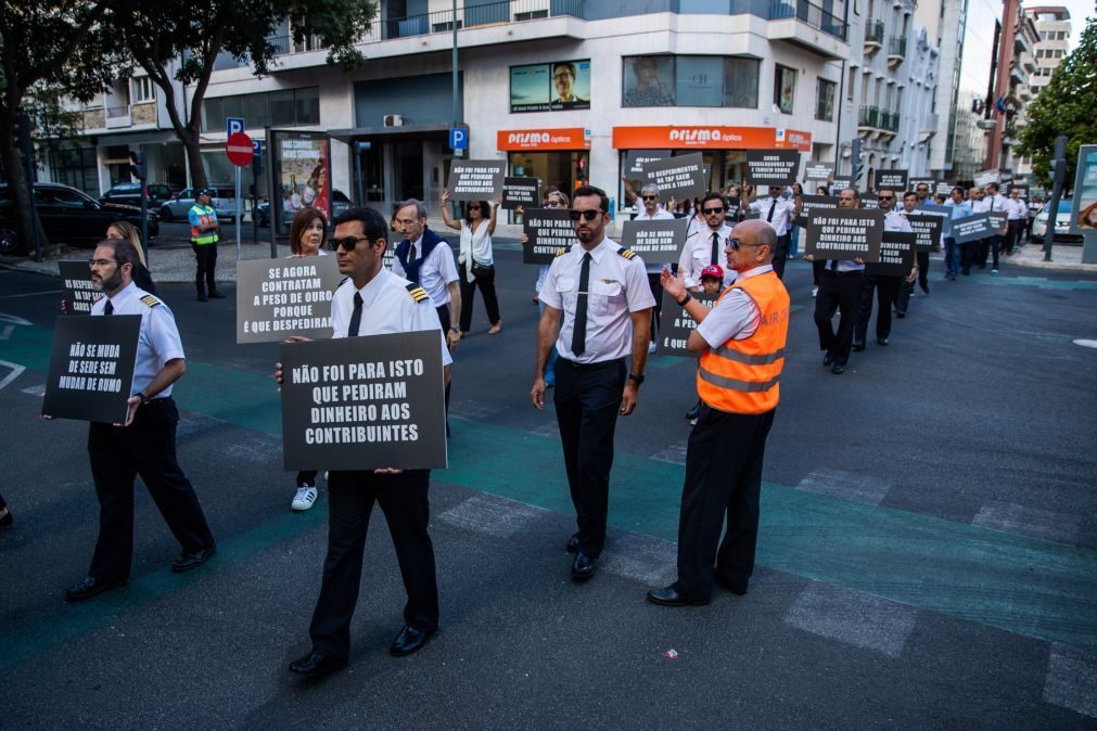 Várias centenas de trabalhadores da TAP protestam pela melhoria do serviço