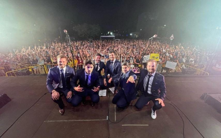 Vocalista d'Os Quatro e Meia perde a cabeça em palco: