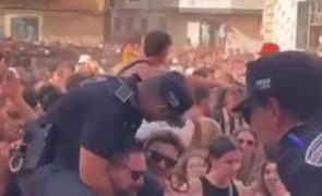 Imagens de polícias em festa tornam-se virais [vídeo]