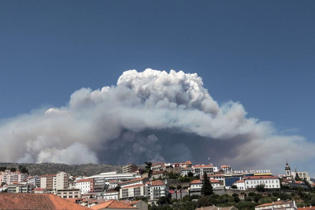 Dois bombeiros feridos em despiste de autotanque na Covilhã