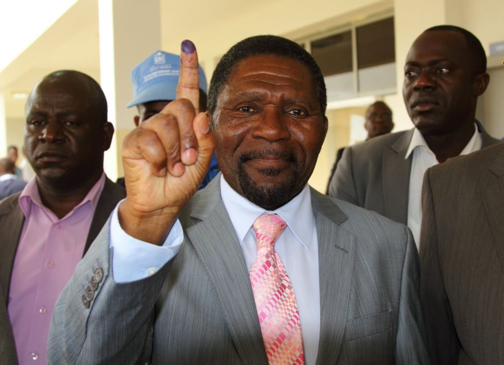 Líder da UNITA abandona presidência do partido angolano