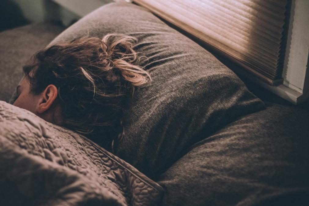 Forma como dorme pode ajudar a prevenir o aparecimento de rugas