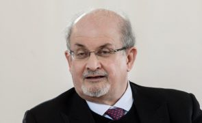 Agressor de Salman Rushdie declara-se inocente de tentativa de homicídio