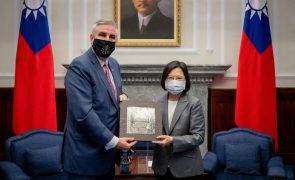 Líder de Taiwan recebe governador norte-americano em clima de tensão com Pequim