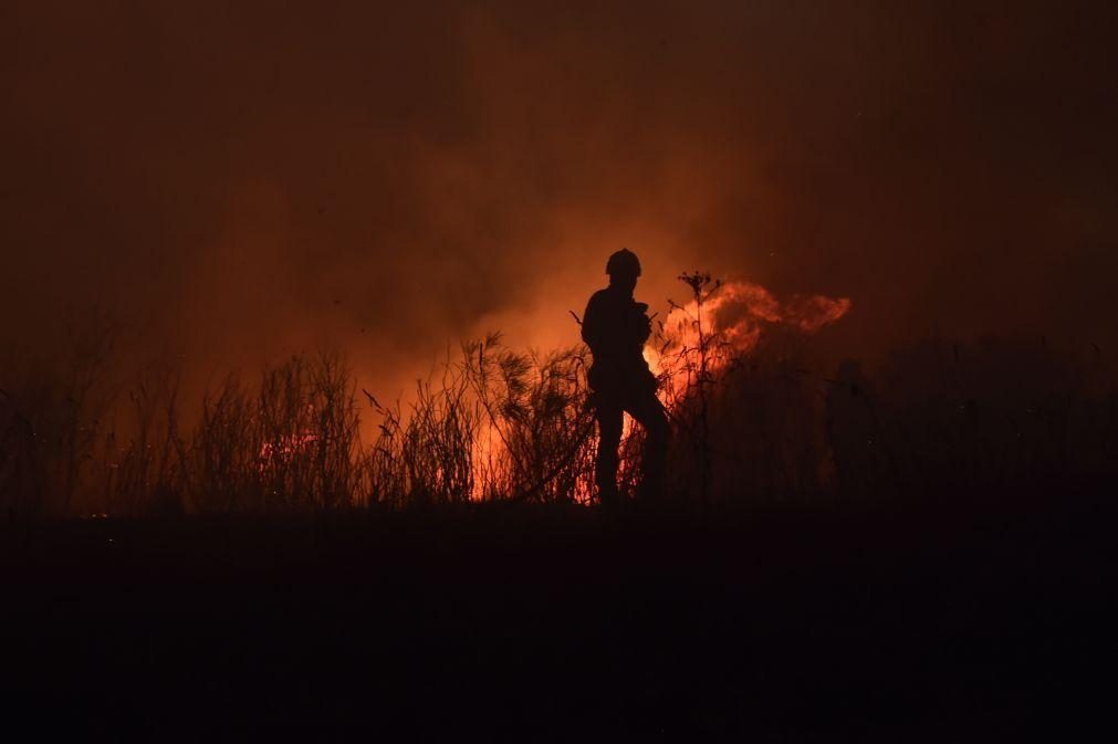 Mais de 120 homens e um meio aéreo combatem incêndio em Monção