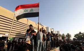Apoiantes de clérigo xiita manifestam-se para exigir dissolução do parlamento iraquiano