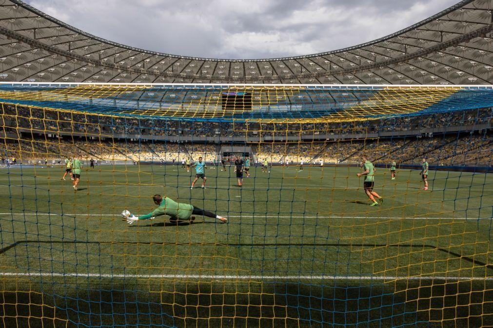 Campeonato de futebol ucraniano regressou com momento emotivo e simbólico