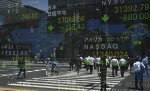 Bolsa de Tóquio fecha a perder 0,49%