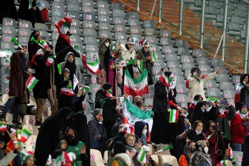 Mulheres iranianas podem voltar a ver futebol local em estádios, 40 anos depois