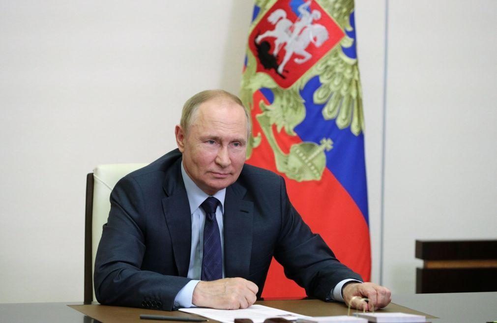 Putin vangloria-se com aumento das receitas de gás e petróleo
