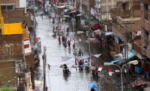 Inundações no Paquistão fazem quase mil mortos e 30 milhões de pessoas atingidas