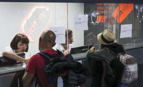 Passageiros com voos cancelados no aeroporto de Lisboa à procura de alternativas