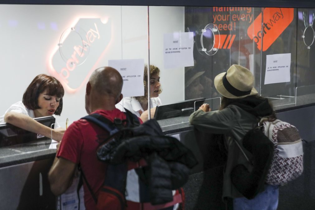 Passageiros com voos cancelados no aeroporto de Lisboa à procura de alternativas