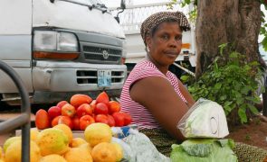 Sociedade civil moçambicana acusa autoridades de violência contra mulheres do comércio informal