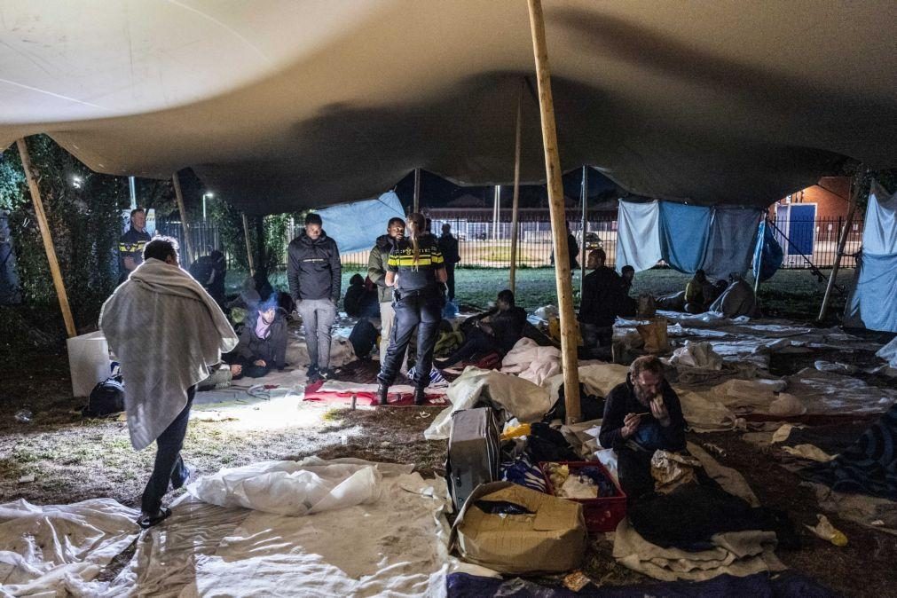 Mais de 400 refugiados retirados de centro nos Países Baixos por falta de condições