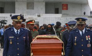 Apoiantes de ex-presidente angolano agradecem a paz durante velório