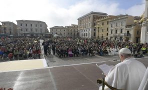 Papa Francisco homenageia 