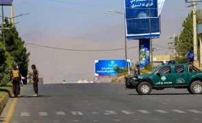 Afeganistão: Um ano após saída de forças dos EUA talibãs 