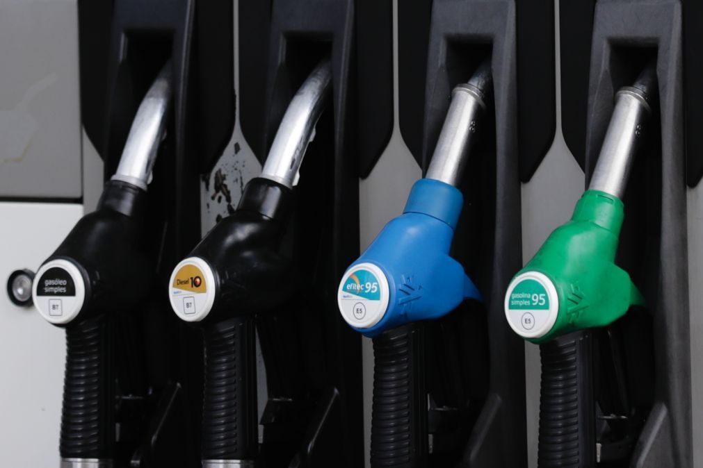 Gasolina vendida 2,3 cêntimos acima da referência e gasóleo 1,6 cêntimos abaixo