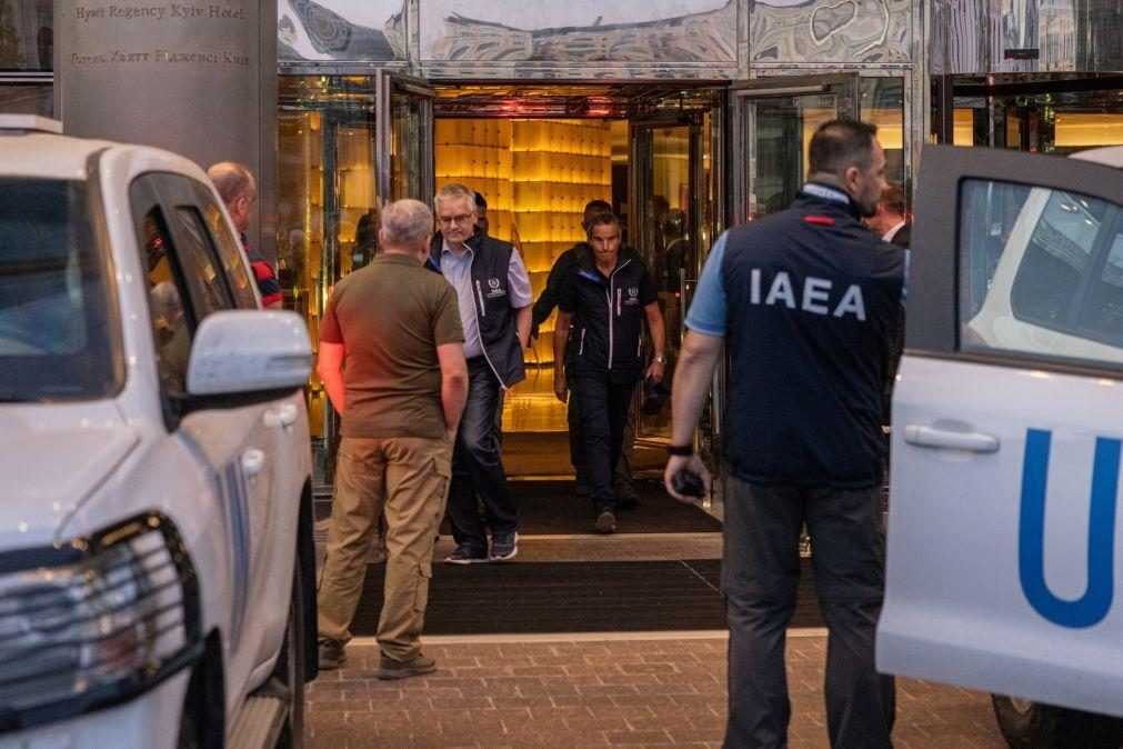 AIEA mantém visita à central nuclear de Zaporijia apesar dos bombardeamentos